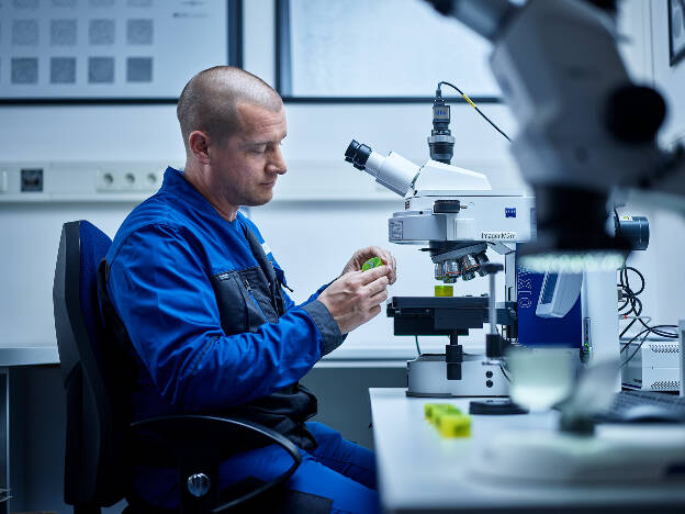 Laborsituation, Arbeitswelt Labor, Qualitätskontrolle im Labor, Industriefotografie Christian Vorhofer, Kunde VMG Metall