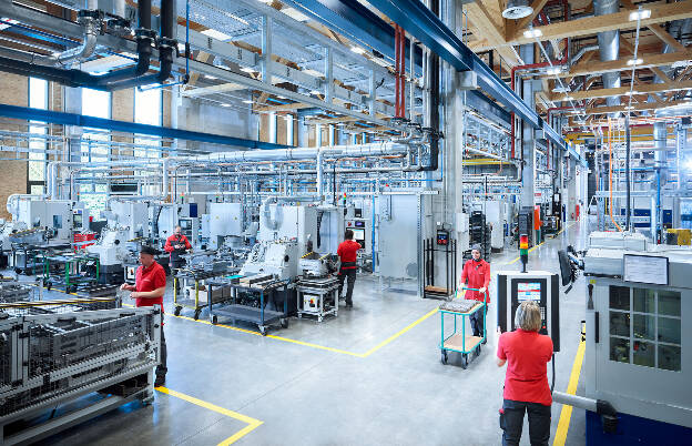 Produktionshalle-Fertugung mit Produktionsmitarbeitern-Industriefotografie Christian Vorhofer