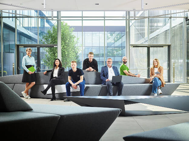Mitarbeiterfoto Employer Branding in modernem Bürogebäude Engel - Businessfotograf Businessfotografie Christian Vorhofer