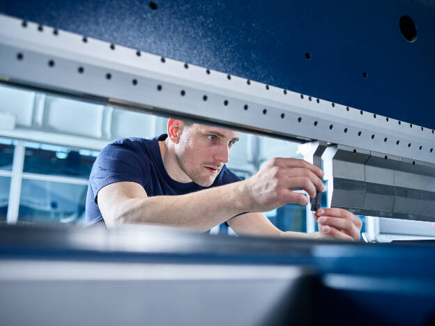 Techniker bei Werkzeugtausch von Stanzmaschine, Industriefotografie Christian Vorhofer, Kunde GWM-Gerätewerk Matrei