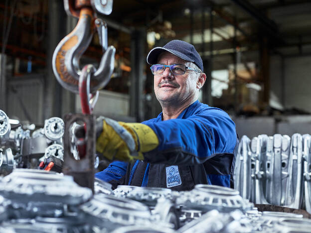 Aluminiumproduktion, Produktionshalle, Arbeiter mit Hallenkran, Industriefotografie Christian Vorhofer, Kunde VMG Metall