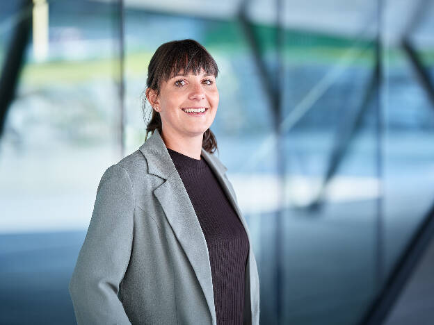 Businessportrait Frau vor Glaswand - Businessfotograf Businessfotografie Christian Vorhofer
