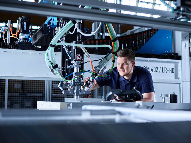 Techniker justiert Roboter, Produktionslinie, Automatisierung, Technik, Industriefotografie Christian Vorhofer, Kunde GWM - Gerätewerk Matrei