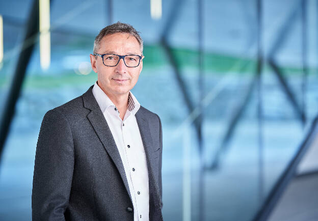 Businessportrait Manager mit Anzug vor Glasfront - Businessfotograf Businessfotografie Christian Vorhofer