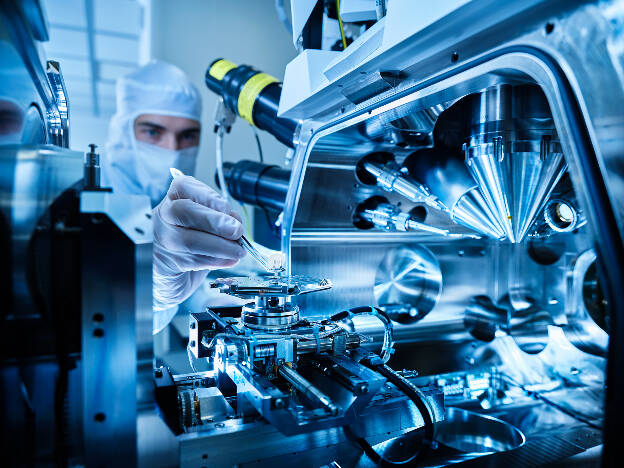 Foschung, Elektronenmikroskop, Halbleiterindustrie, Mitarbeiter bestückt Elektronenmikroskop, Technik, Industriefotografie Christian Vorhofer, Kunde BESI AUSTRIA