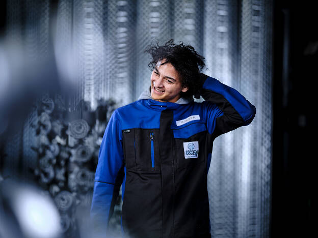 Businessfoto Mann Mitarbeiter Industrie in blau grau VMG - Businessfotograf Businessfotografie Christian Vorhofer