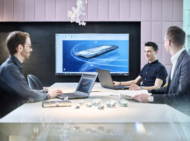 Foto Mitarbeiter Swarovski in Besprechung Meeting großen Bildschirm mit Kristallen Employer Branding - Businessfotograf Businessfotografie Christian Vorhofer