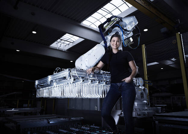 Unternehmensfoto Frau in Industriegebäude bei Maschinen Employer Branding - Businessfotograf Businessfotografie Christian Vorhofer