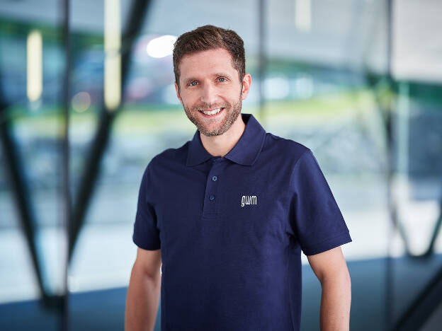Businessfoto Mann im Poloshirt vor Glaswand - Businessfotograf Businessfotografie Christian Vorhofer