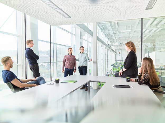 Besprechung Meeting Arbeitssituation moderner Meetingraum mit viel Glas - Businessfotograf Businessfotografie Christian Vorhofer