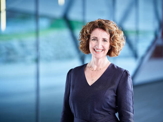 Businessportrait Frau vor Glasgebäude mit blauem Kleid - Businessfotograf Businessfotografie Christian Vorhofer