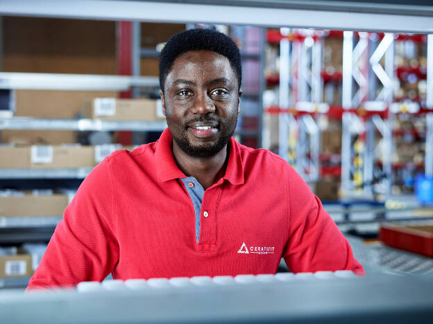 Unternehmensfoto Mann in Logistik mit Regalen im Hintergrund Certizit - Businessfotograf Businessfotografie Christian Vorhofer