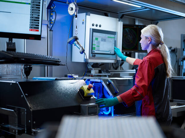 Endkontrolle-Qualitätskontrolle-Mitarbeiterin-Industriefotografie Christian Vorhofer