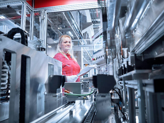 Mitarbeiterin mit Produktionsauftrag-Industriefotografie Christian Vorhofer