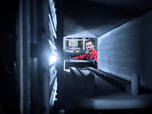 Mitarbeiter gefüllt Brennofen in Produktionsanlage-Industriefotografie Christian Vorhofer