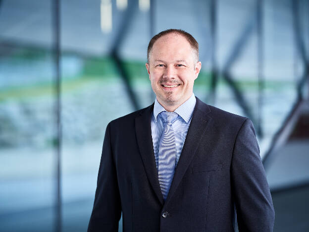 Geschäftsführung fotografiert vor Glasgebäude - Businessfotograf Businessfotografie Christian Vorhofer