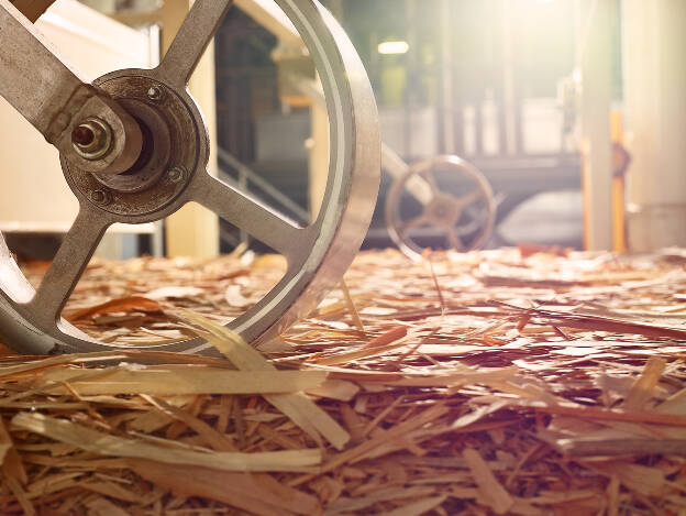 Automatisierung, Holzverarbeitung, Holzspäne auf Förderband mit Walzen, Industriefotografie Christian Vorhofer, Kunde Egger