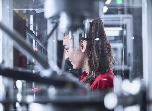 Mitarbeiterin in der Produktion- Industriefotografie Christian Vorhofer