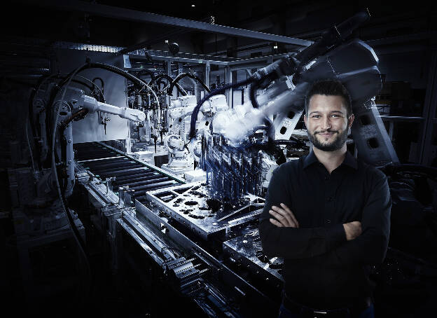 Mitarbeiter Mann vor Industriemaschinen blau schwarz - Businessfotograf Businessfotografie Christian Vorhofer