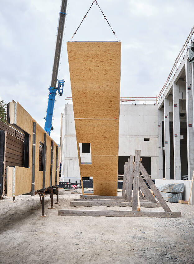 Baustelle, Holzkonstruktion Montage Fassadenelemente, Industriefotografie Christine Vorhofer, Kunde Egger