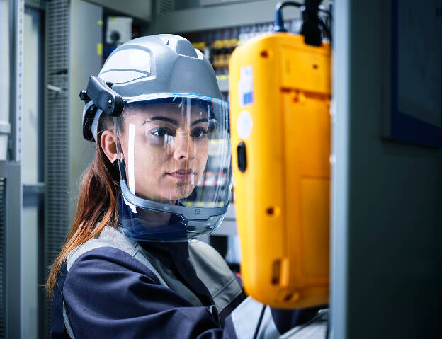 Service Technikerin bei Wartungsarbeiten im Schaltschrank, Industriefotografie Christine Vorhofer, Kunde INNIO-Jenbacher