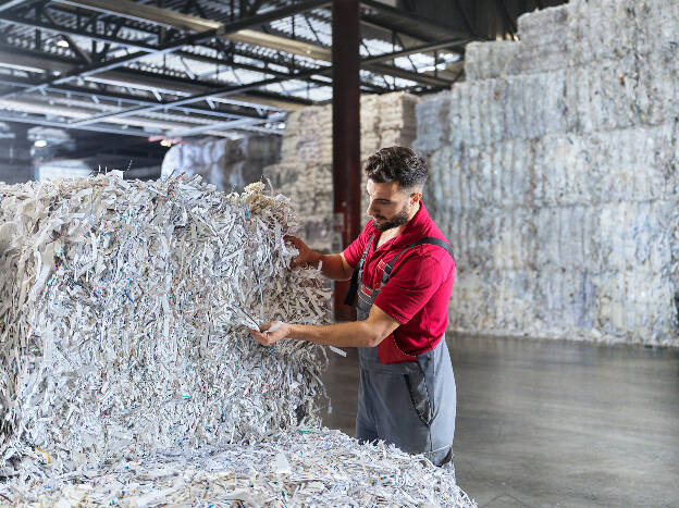 Mitarbeiter bei Qualitätskontrolle in Papierfabrik, Industriefotografie Christian Vorhofer, Kunde WKÖ