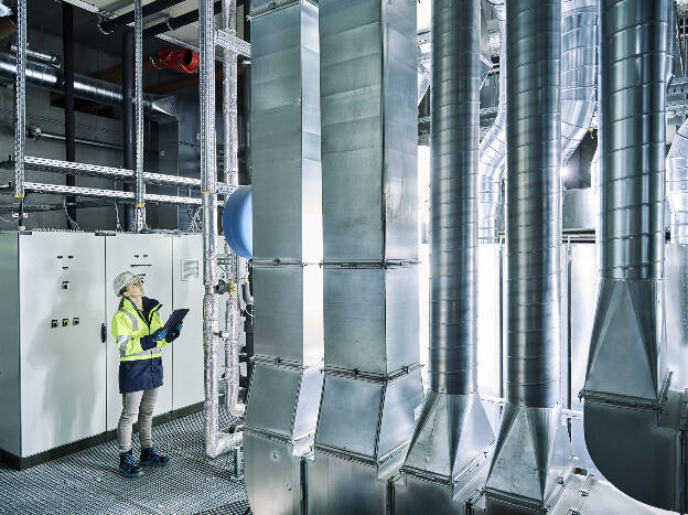 Technikraum, Ingenieurin bei Endkontrolle vor Inbetriebnahme der Anlage, Produktionsanlage Pharmaindustrie, Edelstahl, Industriefotografie Christian Vorhofer, Kunde VTU