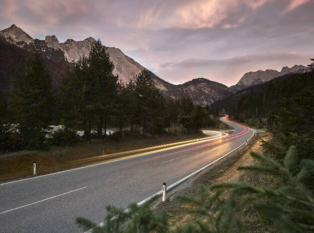 Landstraße, Straßenreflektoren, Landschaft, Industriefotografie Christian Vorhofer, Kunde BESI-AUSTRIA