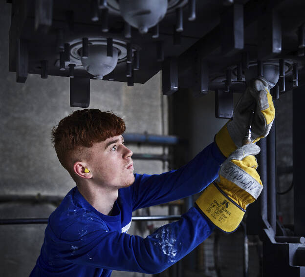 Lehrling bei Wartungsarbeiten, Industriefotografie Christian Vorhofer, Kunde VMG Metall