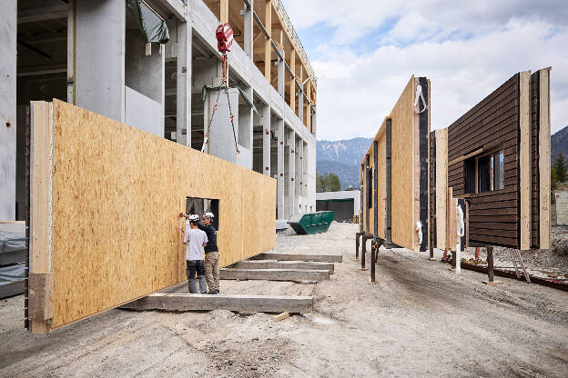 Baustelle, Holzkonstruktion Montage Fassadenelemente, Industriefotografie Christine Vorhofer, Kunde Egger