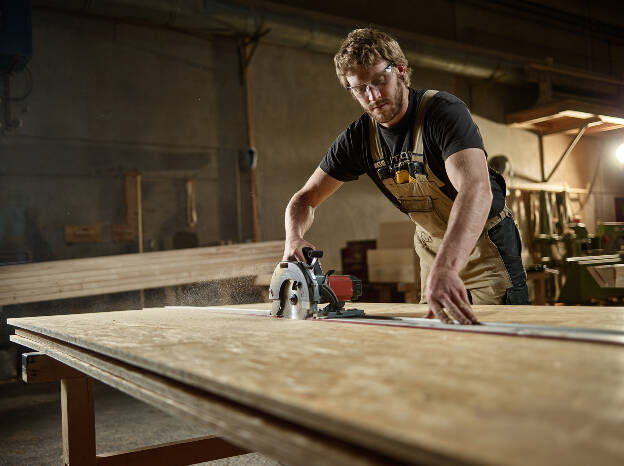 Zimmermann schneidet OSB-Platte, Holzbautechnik, Industriefotografie Christian Vorhofer, Kunde Egger