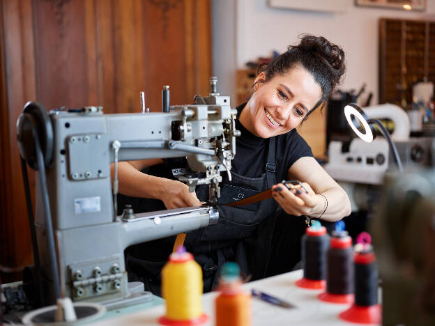 Unternehmensfoto Frau mit Nähmaschine und Ledergürtel - Businessfotograf Businessfotografie Christian Vorhofer