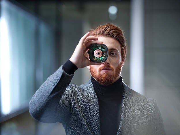 Businessportrait Mann mit IT Prozessor vor dem Auge Westend - Businessfotograf Businessfotografie Christian Vorhofer