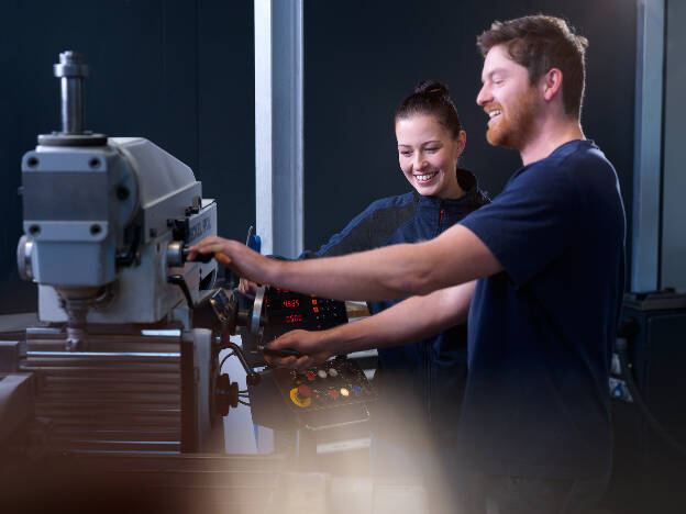 Mitarbeiter-Besprechungssituation in der Produktion, Metallbau, Metallverarbeitung, Industreifotografie, Kunde GWM-Gerätewerk Matrei