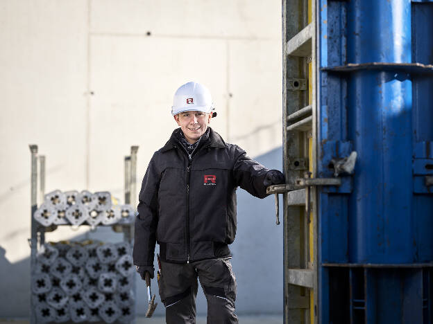 Lehrling steht mit Schutzkleidung am Bau Mitarbeiterkampagne - Businessfotograf Businessfotografie Christian Vorhofer