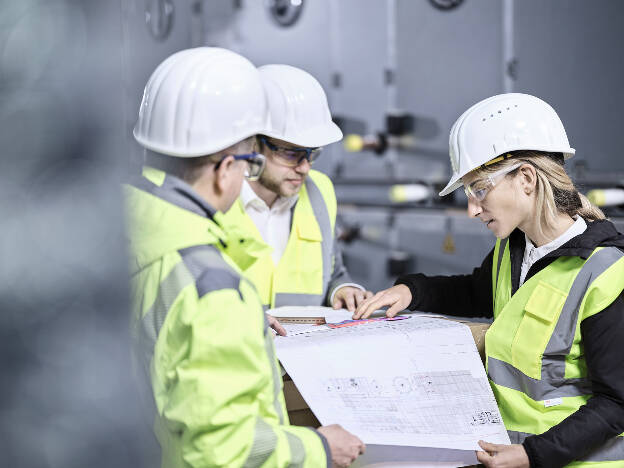 Unternehmensfotografie Mitarbeiter Baustelle mit Schutzkleidung und Helmen - Businessfotograf Businessfotografie Christian Vorhofer