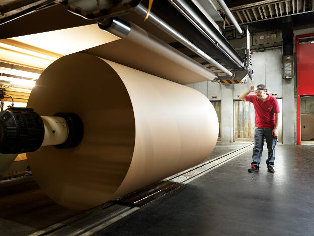 Mitarbeiter bei Qualitätskontrolle in Papierfabrik, Industriefotografie Christian Vorhofer, Kunde WKÖ