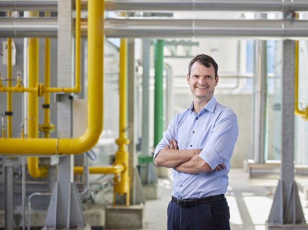 Businessportrait Geschäftsführer vor Industrieanlage mit gelben Rohren - Businessfotograf Businessfotografie Christian Vorhofer