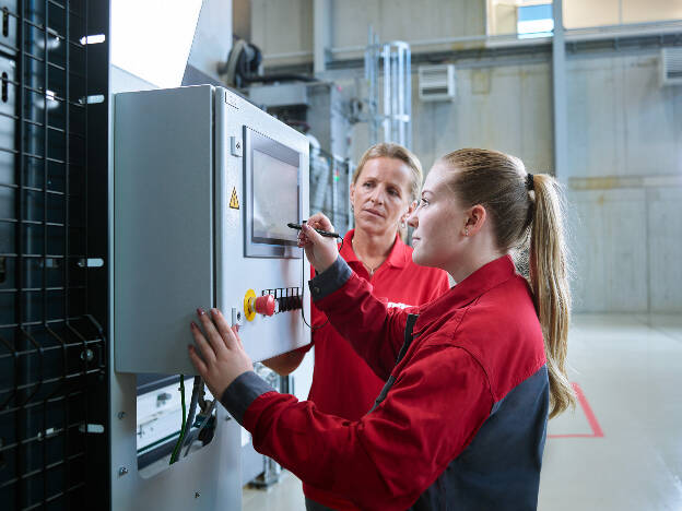 Bedieneinheit, Steuerung, Lehrling mit digitaler Steuerung, Frauen in technischen Berufen, Kunde Thöni Industriebetriebe 