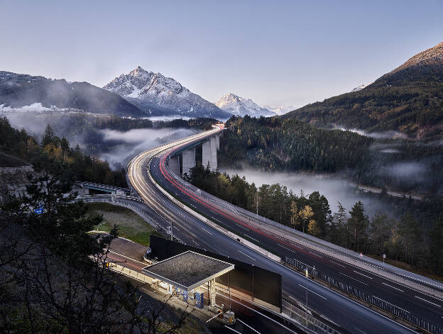 Europabrücke, Landschaft, Industriefotografie Christian Vorhofer, Reflektoren, Autobahn, Kunde Swareflex