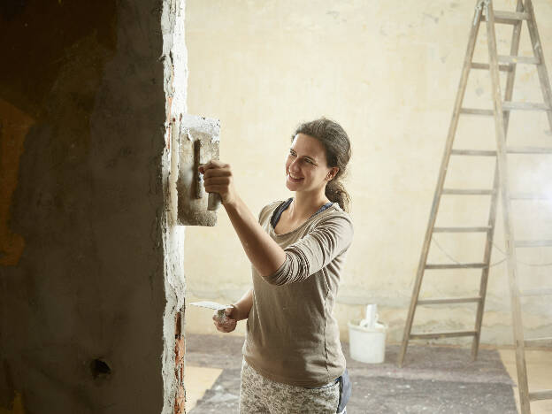 Foto Handwerk Malerin verspachtelt Wand Mitarbeiterkampagne - Businessfotograf Businessfotografie Christian Vorhofer