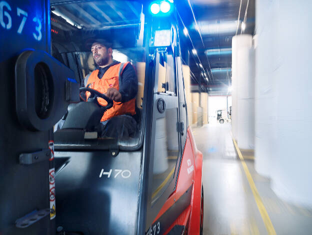 Transport, Staplerfahrer mit Staples in Bewegung, Papierfabrik, Industriefotografie Christian Vorhofer, Kunde WKÖ