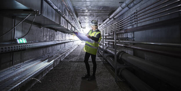 Ingenieurin mit Plan auf Baustelle, Industriefotografie Christian Vorhofer, Kunde Spiegeltec