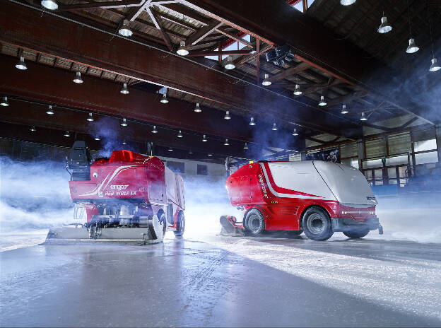 Eisbearbeitungsmaschine, Gruppenfoto, Eishalle, Industriefotografie Christian Vorhofer, Kunde engo