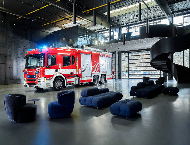 Feuerwehrfahrzeug, LKW, gelber LKW in Halle, Übergabehalle, Kundenverkaufshalle, Kunde Firma Empl