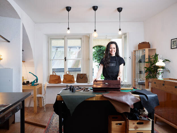 Unternehmensfoto Frau im Handwerk für Ledertaschen- Businessfotograf Businessfotografie Christian Vorhofer