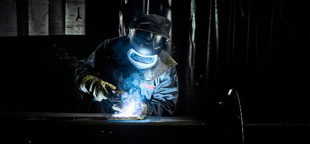 Schweißer, Schweißarbeiten Anlagenbau, Industriefotografie Christian Vorhofer, Kunde Thöni