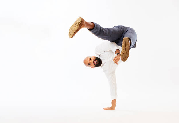 Businessportrait vor weißem Hintergrund brasilianischer Mann tanzt capoeira - Businessfotograf Businessfotografie Christian Vorhofer