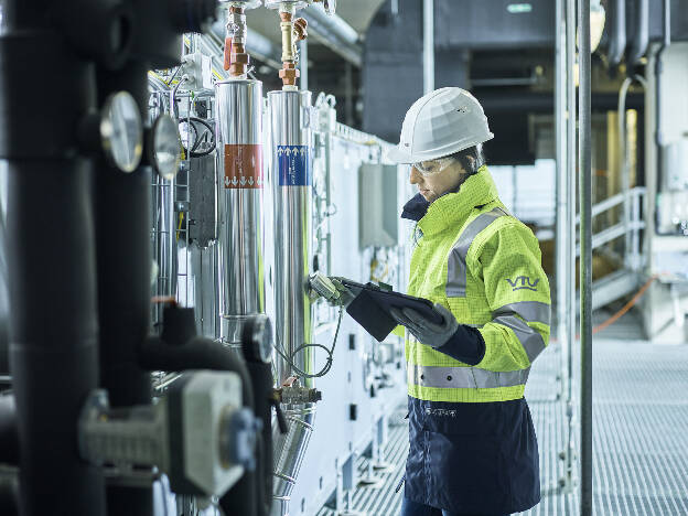 Technikraum, Ingenieurin bei Endkontrolle vor Inbetriebnahme der Anlage, Produktionsanlage Pharmaindustrie, Edelstahl, Industriefotografie Christian Vorhofer, Kunde VTU