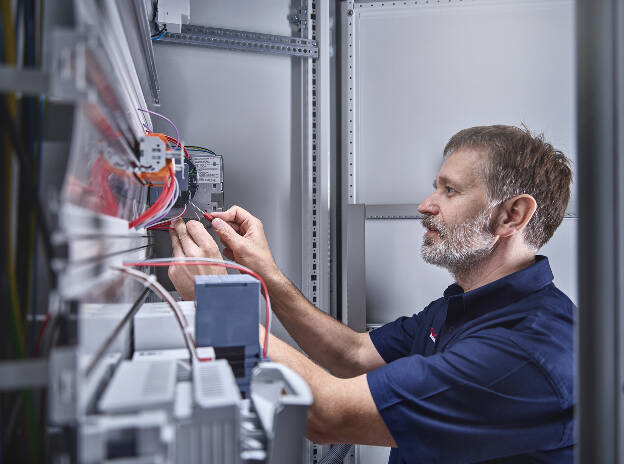 Elektriker verdrahtet Schaltkrank, Technik, Elektrotechnik, Industriefotografie Christian Vorhofer, Kunde WKO Tirol